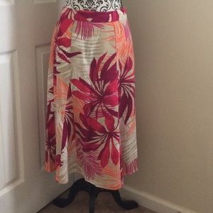 NWOT WOMAN SKIRT